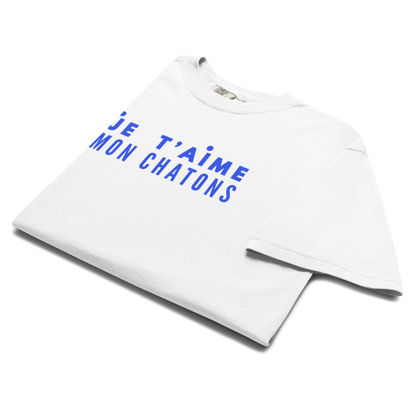 White t-shirt with blue text 'JE T'AIME MON CHATONS' on a white background