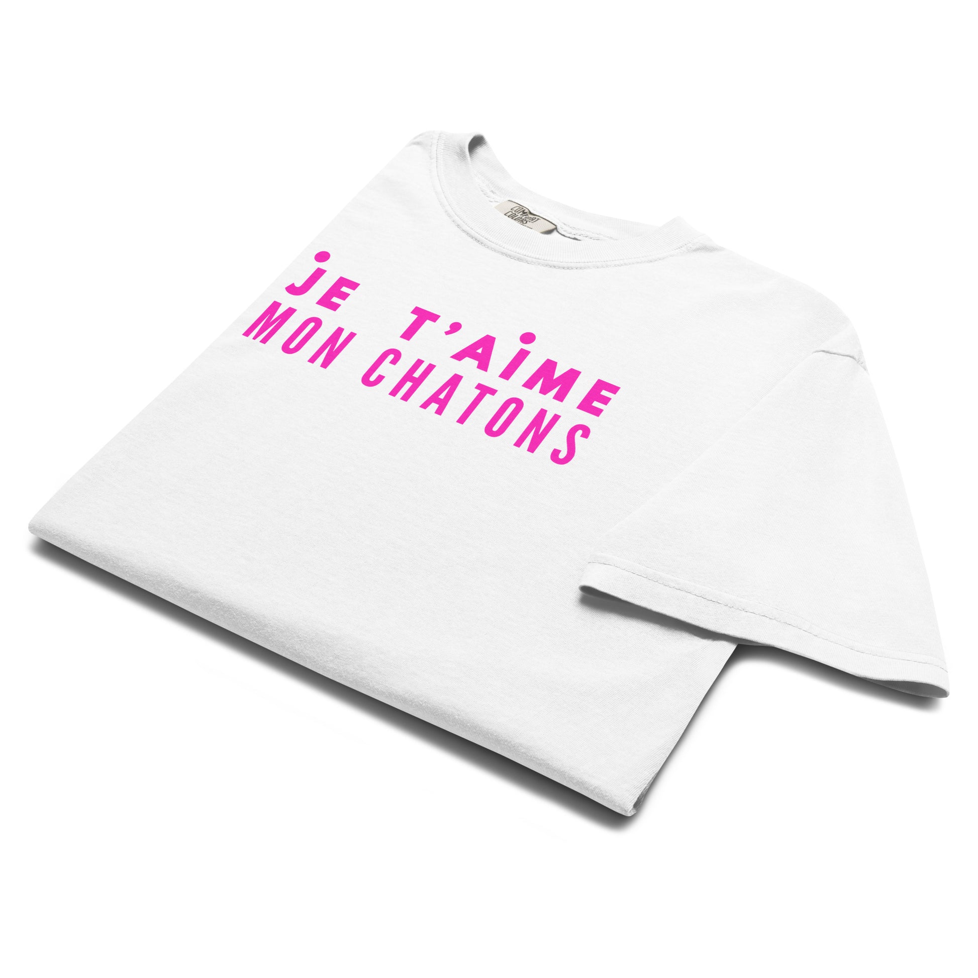 White t-shirt with pink text 'JE T'AIME MON CHATONS' on a white background