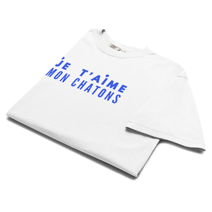 White t-shirt with blue text 'JE T'AIME MON CHATONS' on a white background