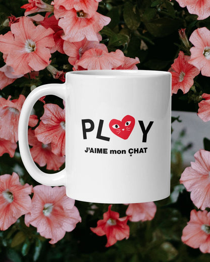 White mug with 'PLOY J'AIME mon CHAT' text against a floral background