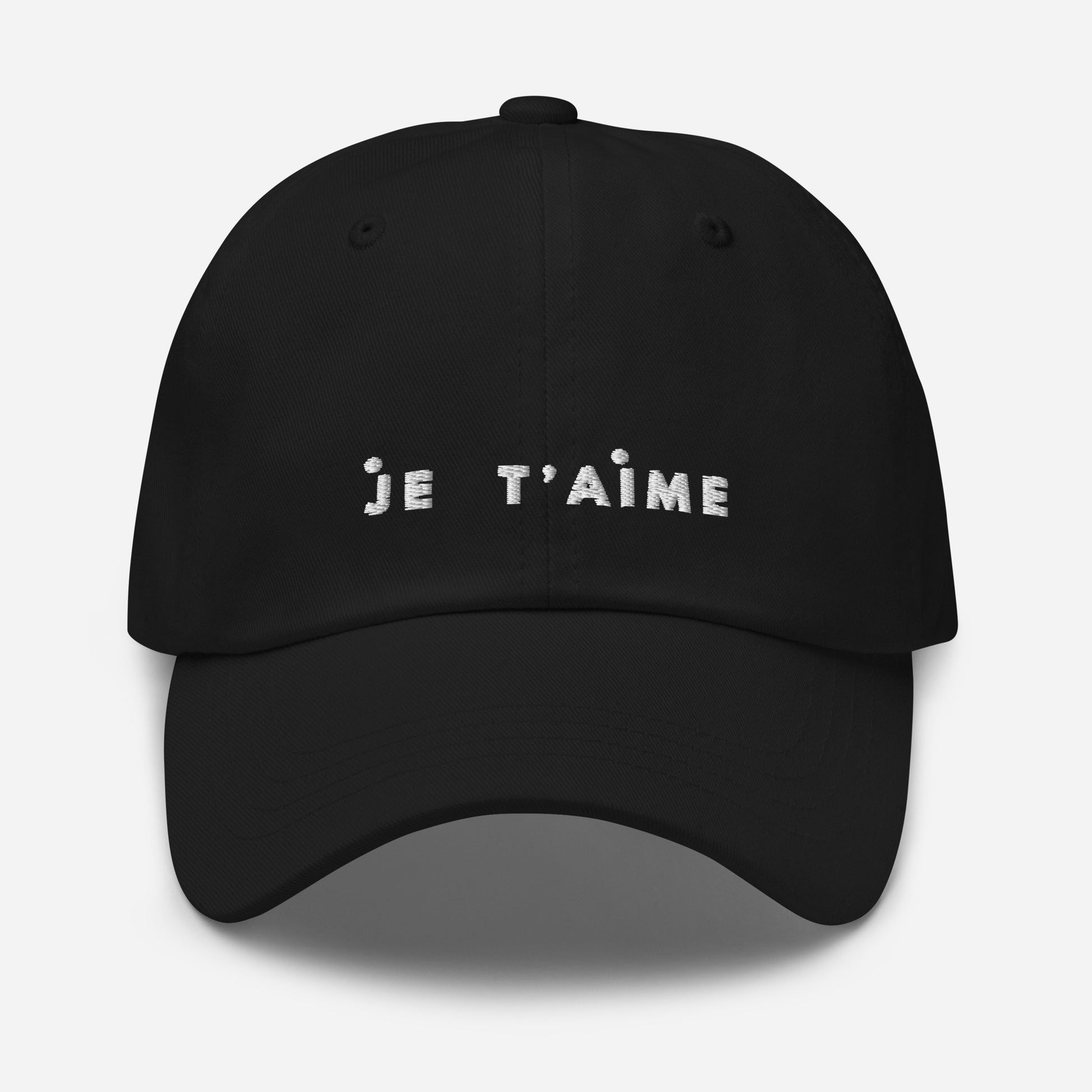 Black cap with 'je t'aime' text on a white background