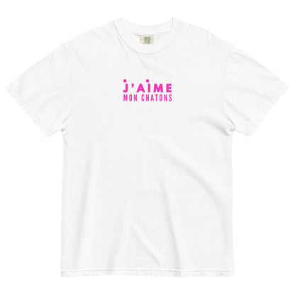 White t-shirt with pink text 'j'aime mon chatons' on a white background