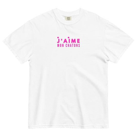 White t-shirt with pink text 'j'aime mon chatons' on a white background