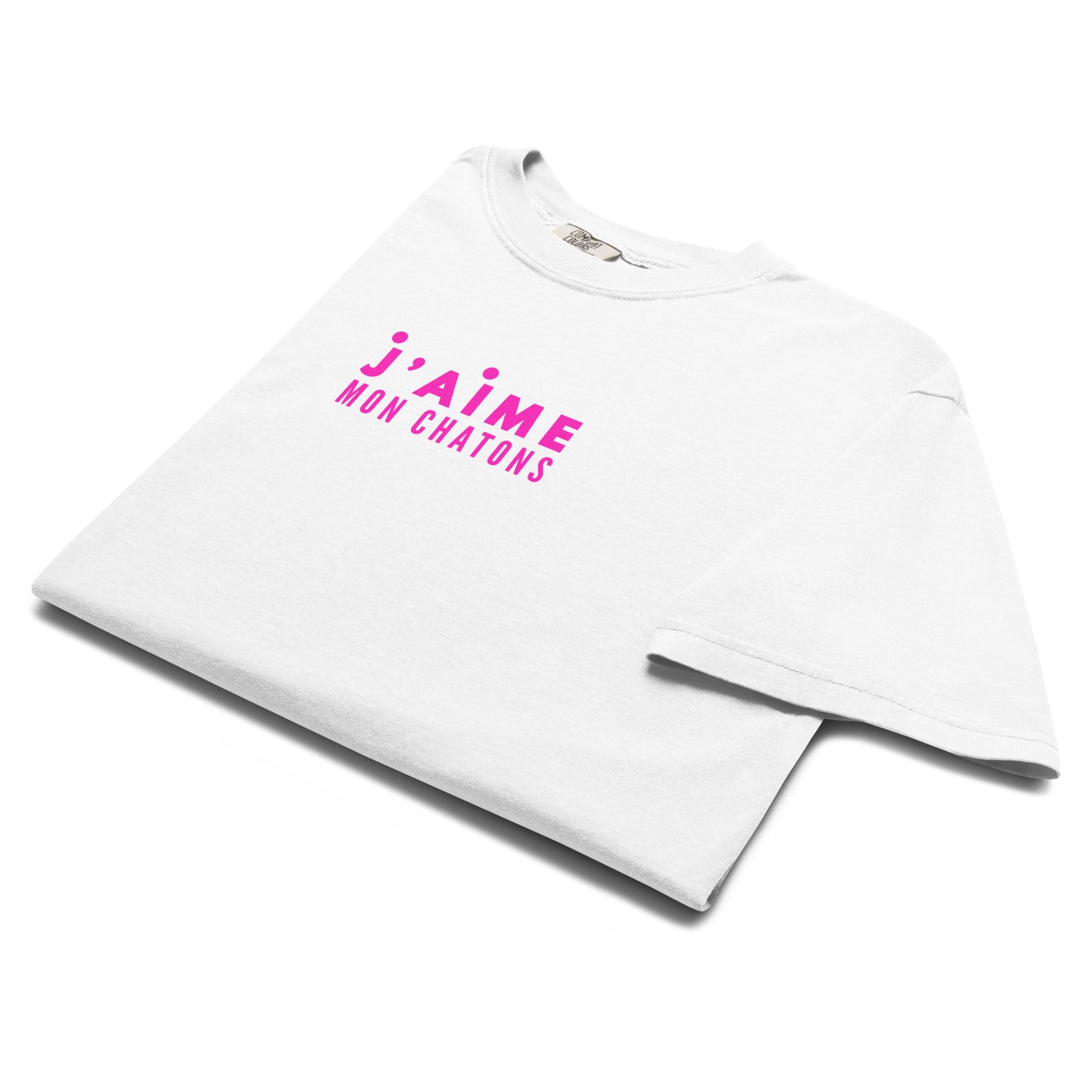 White t-shirt with pink text 'j'aime mon chatons' on a white background